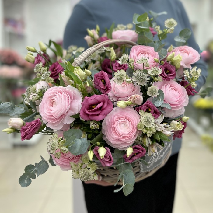 Эустомы и розовые ранункулюсы в корзине